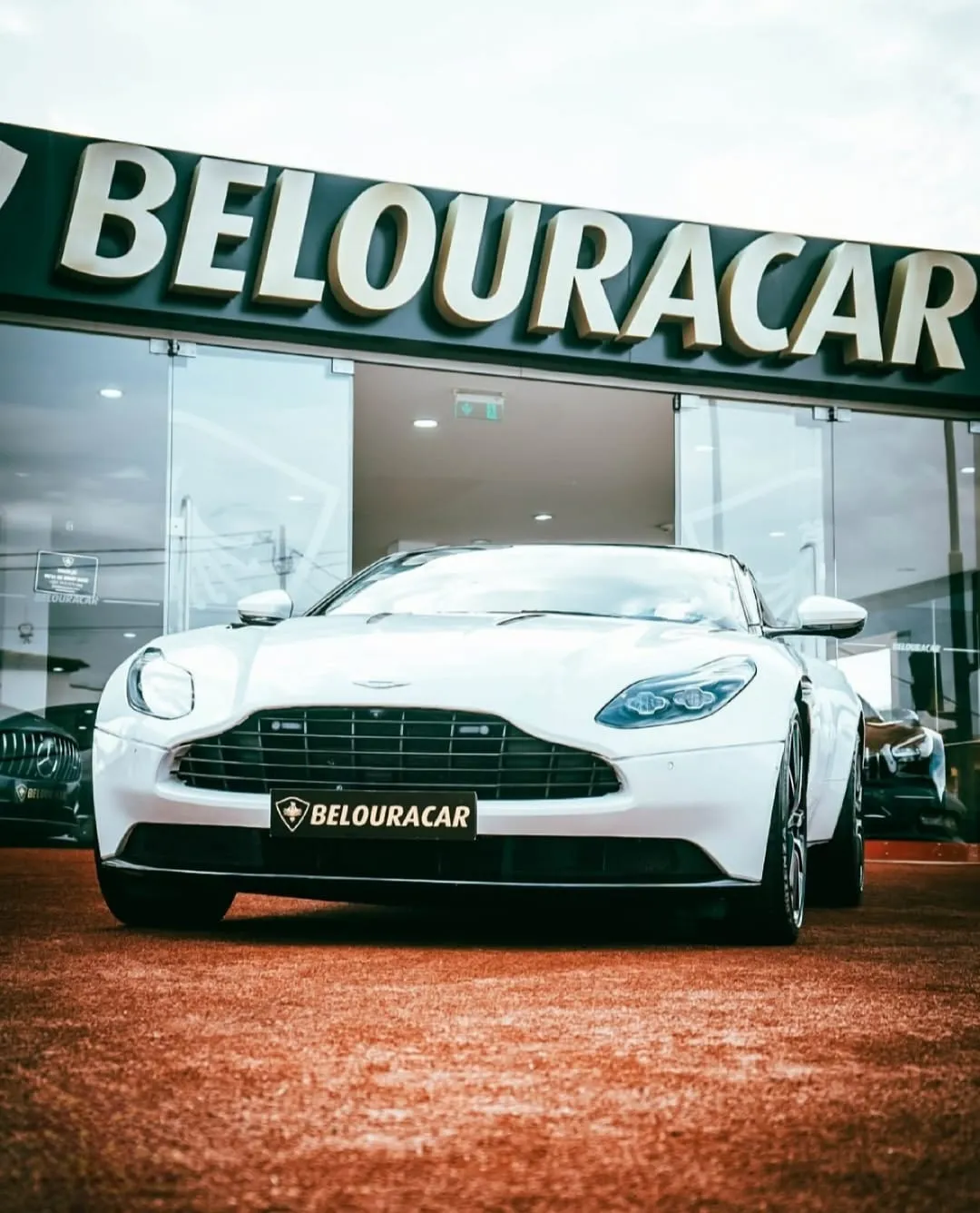 Vídeo automotivo Belouracar com viatura de luxo